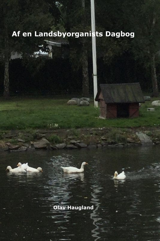 Forside: Af en Landsbyorganists Dagbog — hvide gæs på en sø foran et lille rødt hus. Olav Haugland.